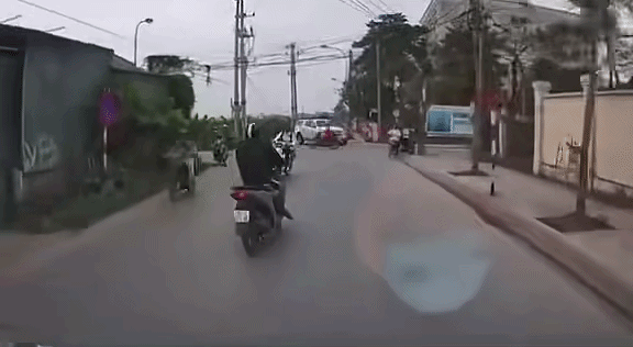 Camera hành trình ghi lại vụ chạm giao thông. Ảnh cắt từ clip