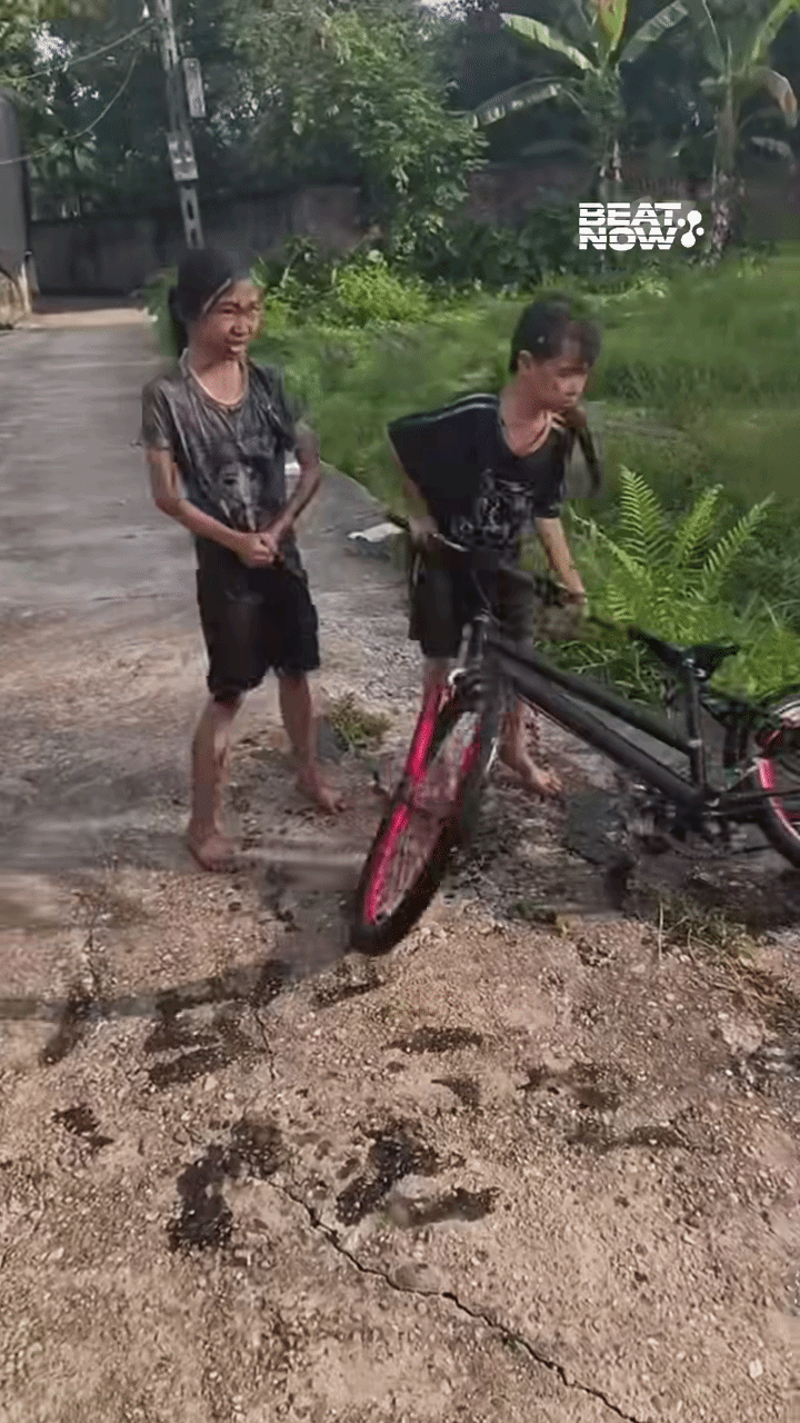 Clip: 2 bé gái đen nhẻm khi đạp xe cùng nhau, biết diễn biến trước đó ai cũng cười ngất Ảnh 1