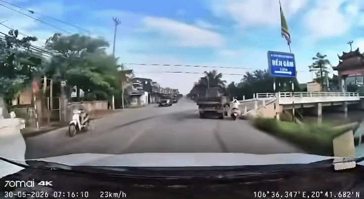 Nữ sinh vừa rẽ phải, camera hành trình của ô tô ghi lại diễn biến đáng sợ Ảnh 1