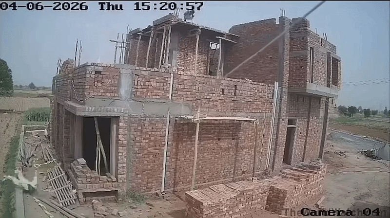 Camera an ninh ghi lại thời điểm người đàn ông gặp tai nạn khi làm việc. Ảnh cắt từ clip