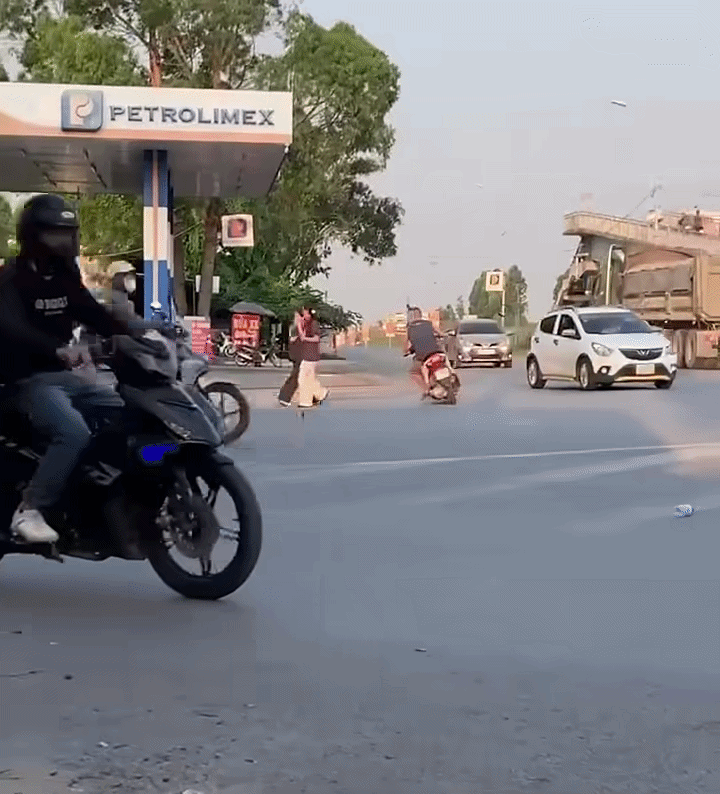 Vừa lướt qua 2 cô gái, thanh niên gặp sự cố khó đỡ vô cùng Ảnh 1