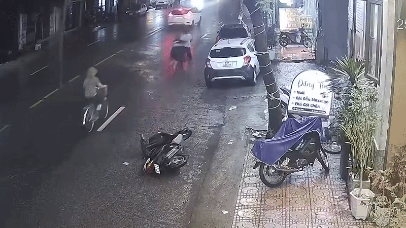 Người đàn ông quật ngã 2 tên trộm xe máy gây mãn nhãn. Ảnh cắt từ clip
