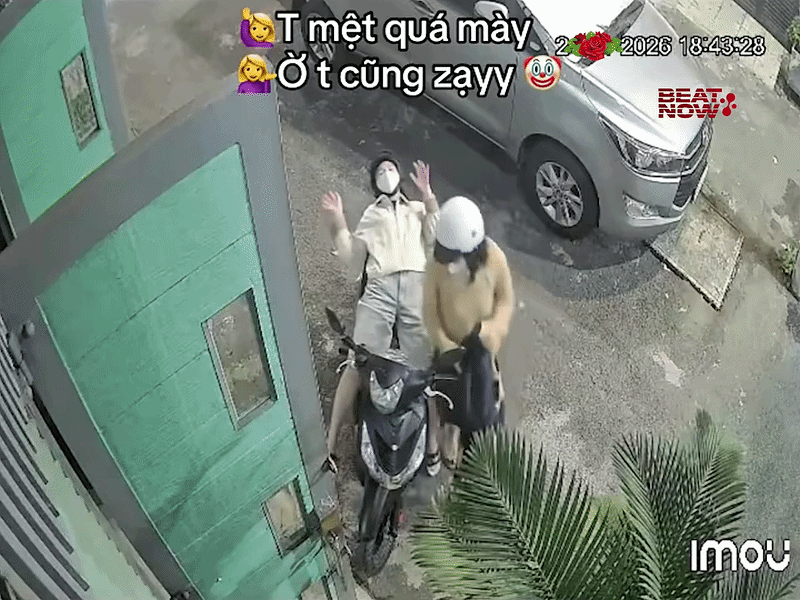 2 cô gái gặp sự cố bất ngờ từ màn nghịch ngợm của mình. Ảnh cắt từ clip