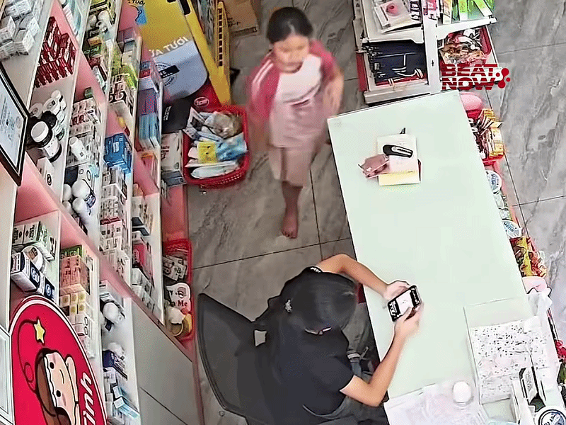 Bé gái trong lúc quăng đồ đã làm hỏng máy tính của mẹ.