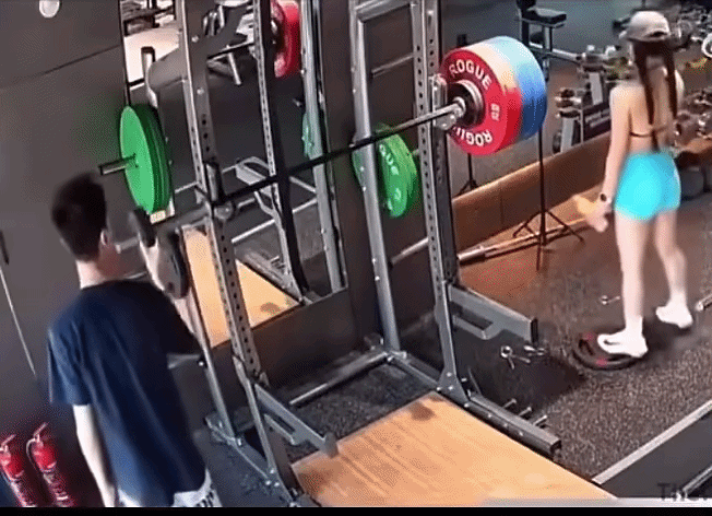 Cô gái xinh đẹp đi tập gym, thanh niên bên cạnh có hành động khiến cô hoảng sợ Ảnh 1