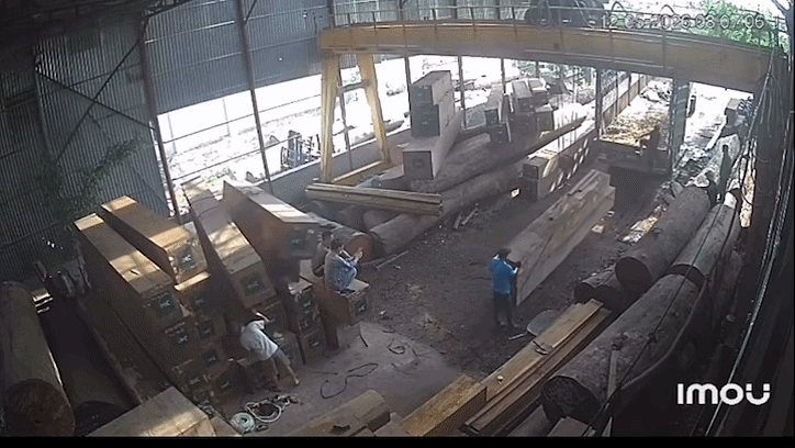 Camera an ninh ghi lại tình huống tai nạn trong xưởng gỗ.