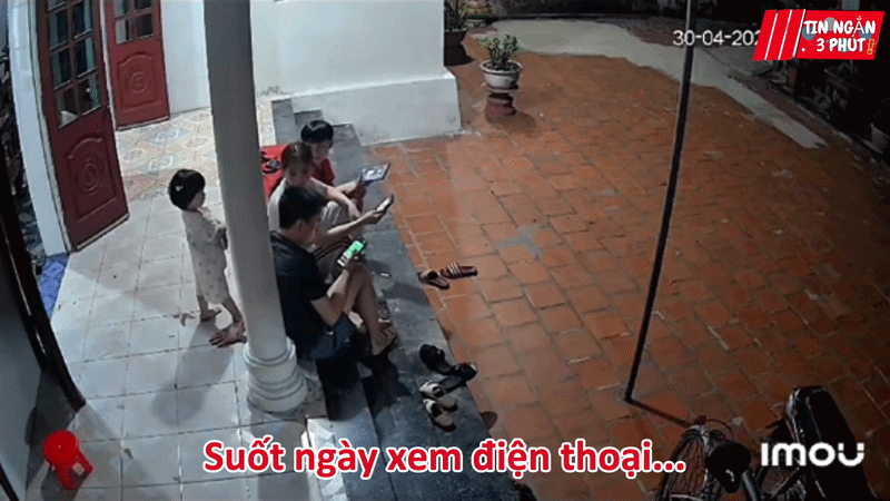 Thấy bố mẹ ngồi trước sân, 'búp măng non' nói chỉ 5 từ gây xấu hổ vô cùng Ảnh 1