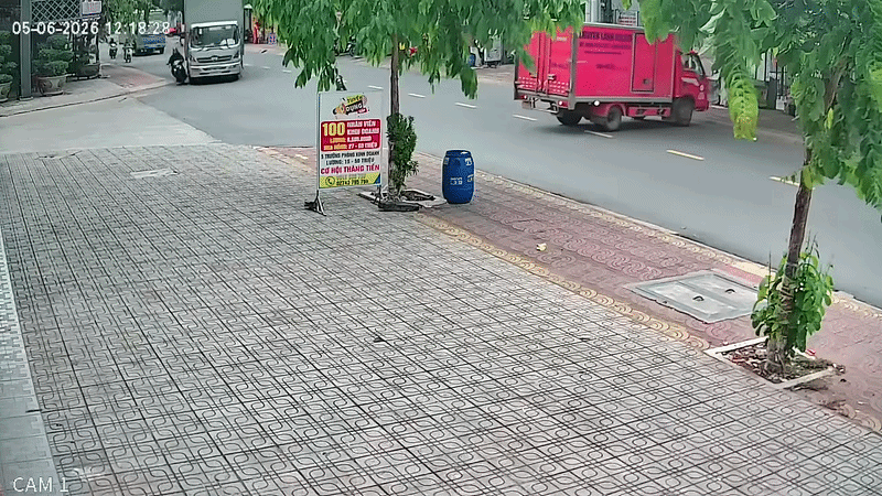 Xe tải xi nhãn rẽ phải nhưng chàng trai đi xe máy vẫn cố vượt...