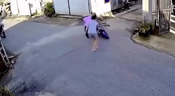 Cụ bà đi xe điện tông cụ ông, diễn biến tiếp theo càng không ai ngờ được Ảnh 2