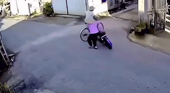 Cụ bà đi xe điện tông cụ ông, diễn biến tiếp theo càng không ai ngờ được Ảnh 1