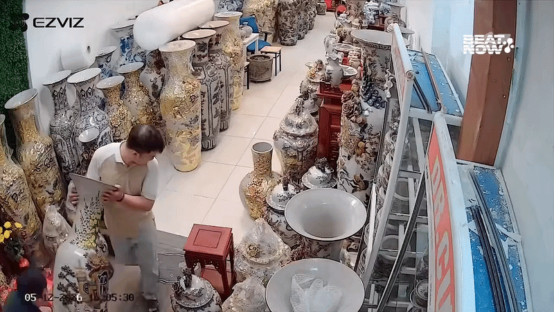 Làm vỡ chiếc bình đắt tiền, phản ứng của 2 người đàn ông gây chú ý Ảnh 1