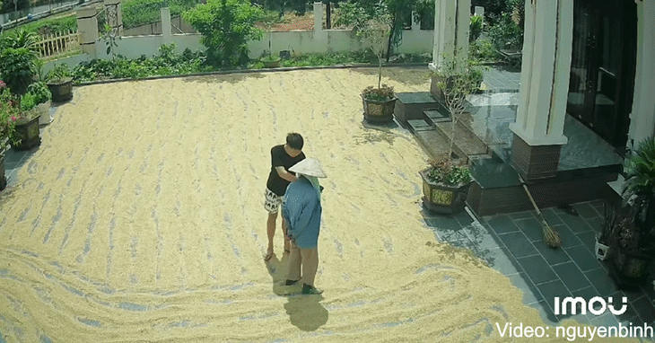 Con trai chỉ vào ứng dụng thời tiết để khuyên mẹ nhưng người mẹ không nghe.