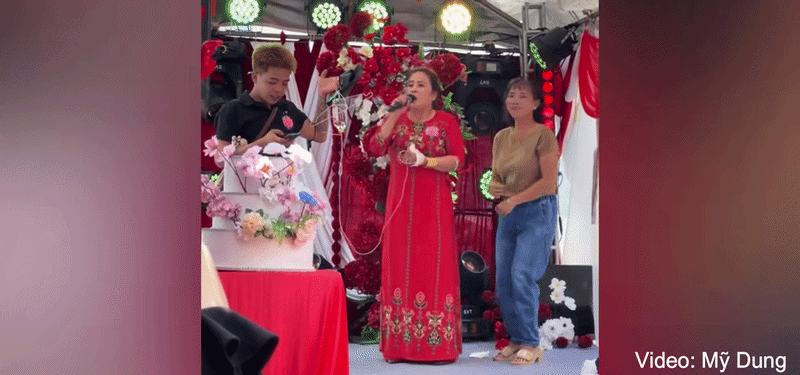 Lên hát đám cưới, người phụ nữ khiến cả hôn trường trầm trồ vì lý do hết sức hy hữu Ảnh 1