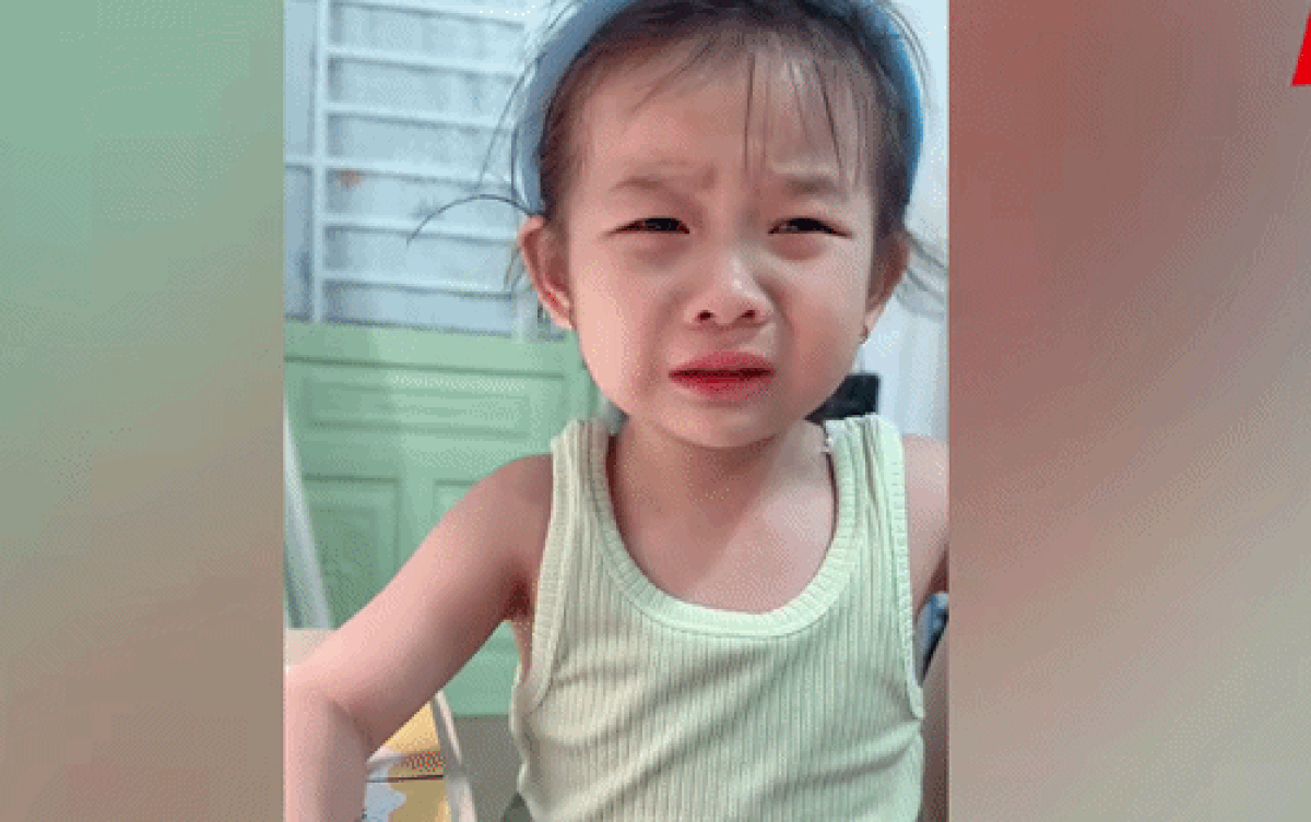 Bé gái mếu máo thừa nhận với mẹ là chưa thuộc bài vì quá mỏi miệng. Ảnh cắt từ clip