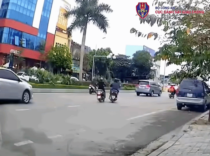 Tình huống giao thông giữa 2 xe máy khiến dân tình rôm rả bàn tán Ảnh 1