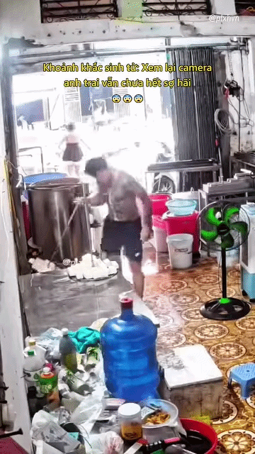 Người đàn ông chiên đậu và bị điện giật.