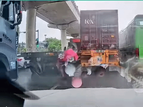 Đi trúng 'điểm mù' của xe container, 2 thanh niên khiến cõi mạng thót tim theo dõi cái kết Ảnh 1