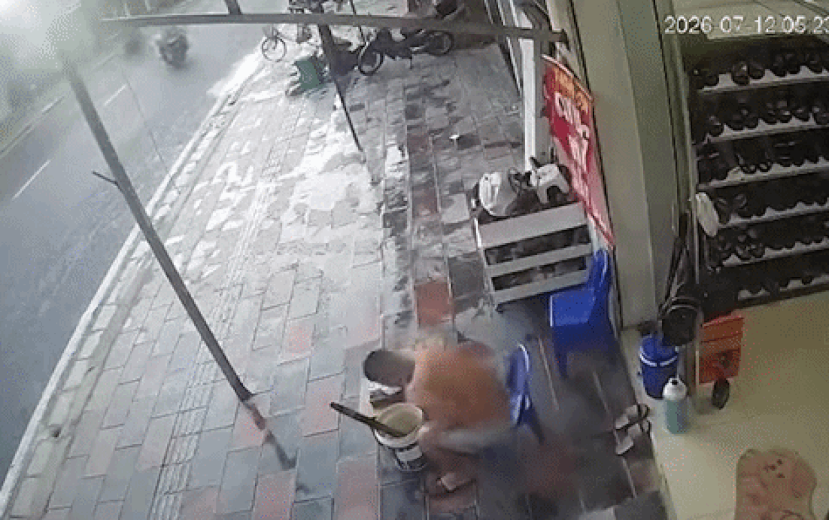 Thanh niên vừa ngồi xuống ghế định uống nước, diễn biến tiếp đó khiến anh bỏ chạy trối chết Ảnh 1