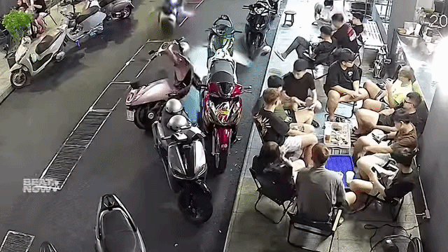 Thấy 2 cô gái bị ngã xe máy, phản ứng của nhóm thanh thiếu niên khiến cõi mạng rôm rả bàn luận Ảnh 1