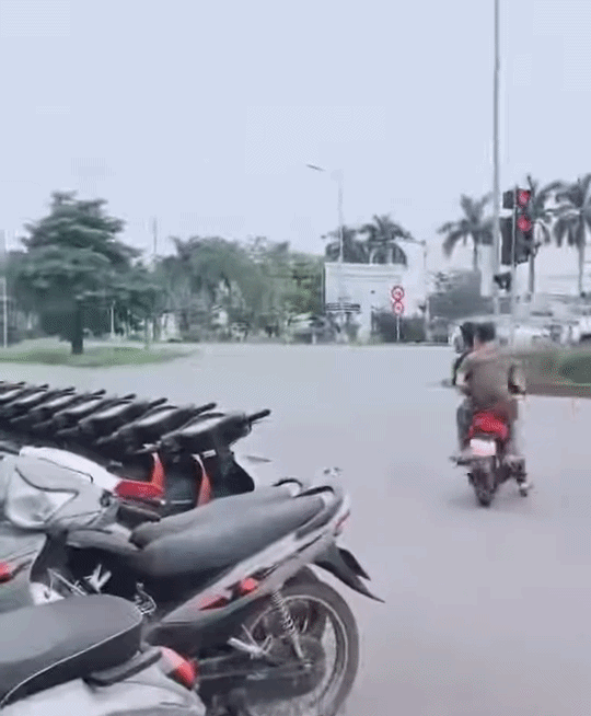 Vừa thử xe máy mới tại cửa hàng, 2 thanh niên đã gặp cái kết khó đỡ. Ảnh cắt từ clip