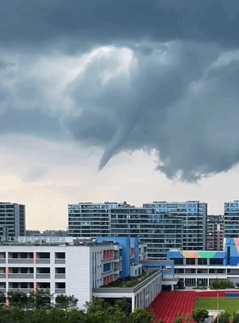 Bầu trời xuất hiện cảnh tượng lạ, người dân chứng kiến xôn xao Ảnh 1