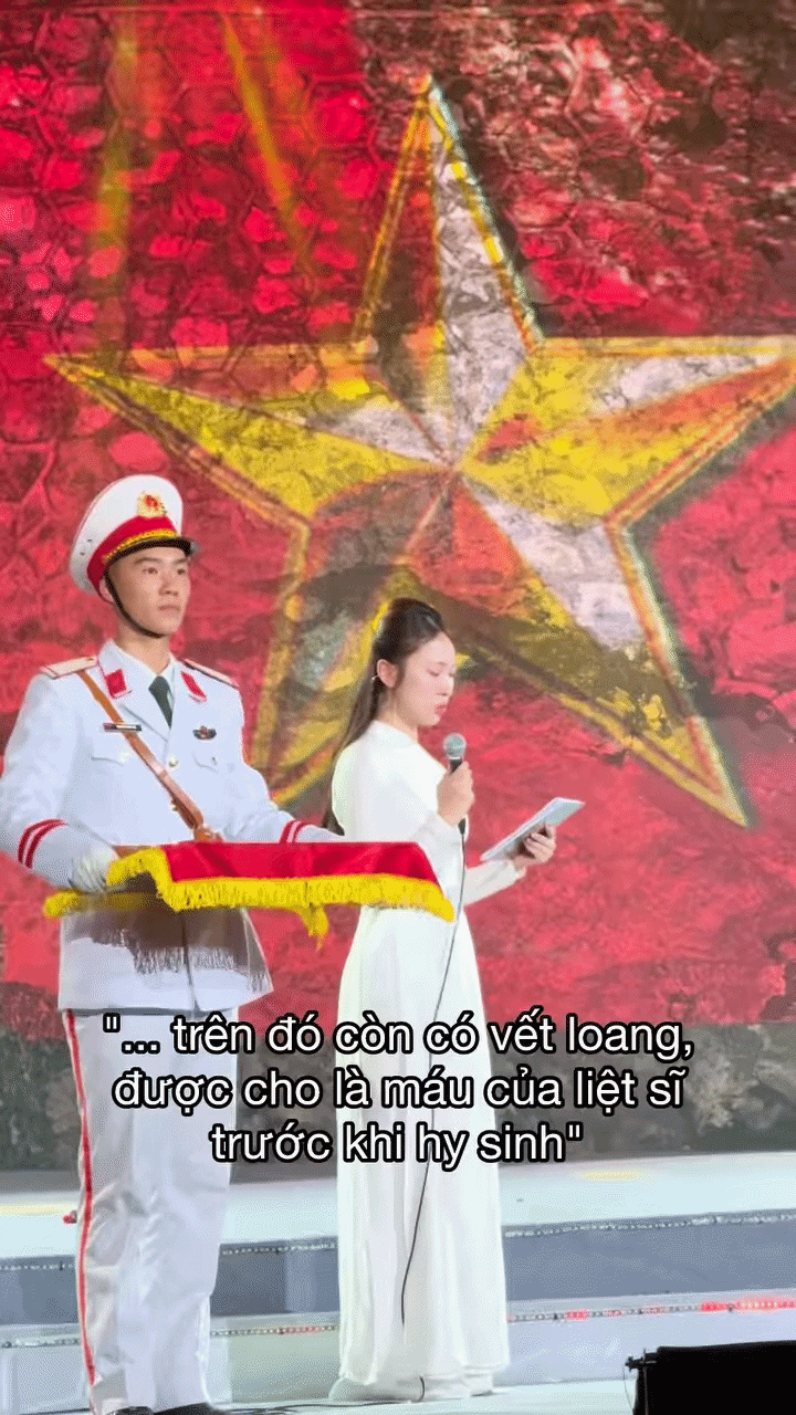 MC Khánh Vy dù đang bật khóc nức nở vì xúc động nhưng trước 10 giây lên sóng trực tiếp, nữ MC đã cố gắng điều chỉnh cảm xúc, bình tĩnh và không để cảm xúc cá nhân chi phối.