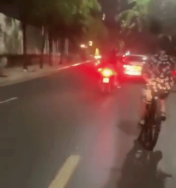 Trong lúc bốc đầu và lạng lách khi lái xe đạp, thanh niên đã gây tai nạn cho 2 cô gái đi trên một xe máy. Ảnh cắt từ clip