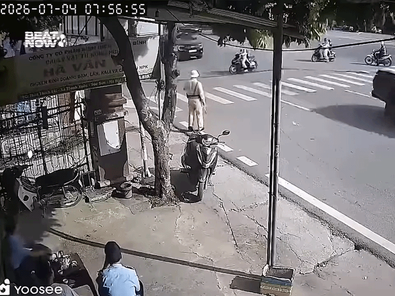 Người mẹ chở con nhỏ qua đường, diễn biến cuối cùng được camera ghi lại khiến ai cũng sợ hãi Ảnh 1