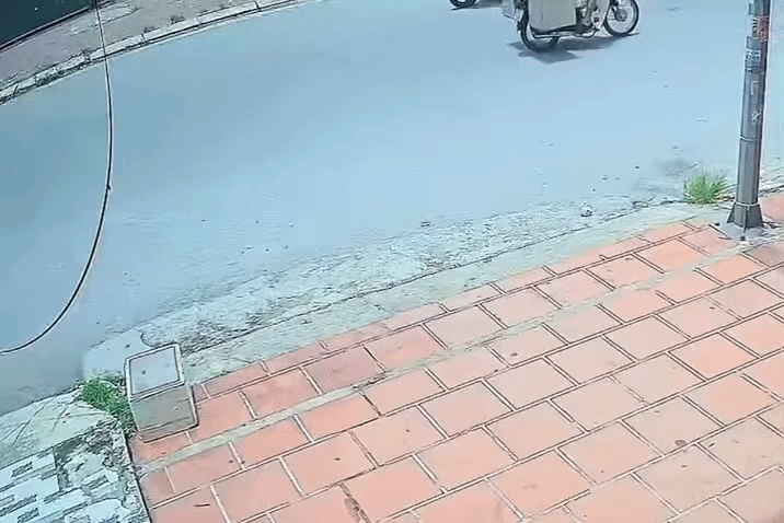 Cô gái bị xe máy kéo lê trên đường, xem diễn biến trước đó dân tình liền phán 'không oan' Ảnh 1