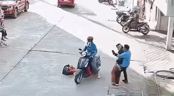Nam thanh niên bế người phụ nữ cản trở lối đi vào lề đường, diễn biến tiếp theo mới gây bất ngờ Ảnh 2