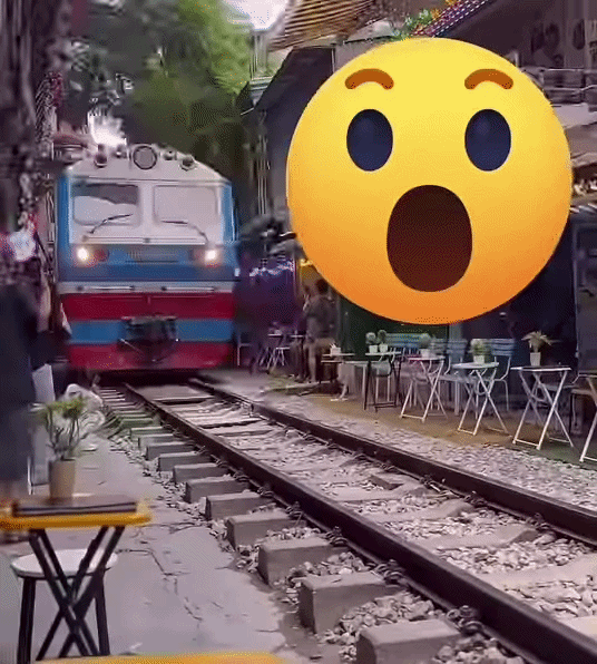Camera ghi được cảnh đoàn tàu đi đến, hất văng điện thoại của cô gái ra xa.
