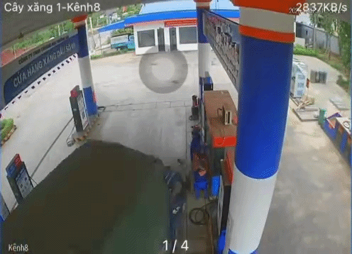 Khoảnh khắc khiến 2 nam nhân viên giật mình. Ảnh cắt từ clip