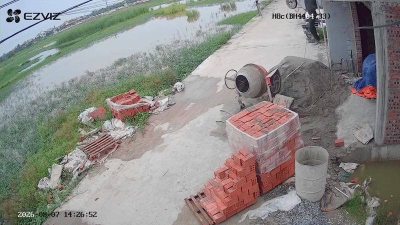 Người đàn ông gặp sự cố khi làm việc ở công trình, camera ghi lại khoảnh khắc khiến ai cũng sợ hãi Ảnh 2