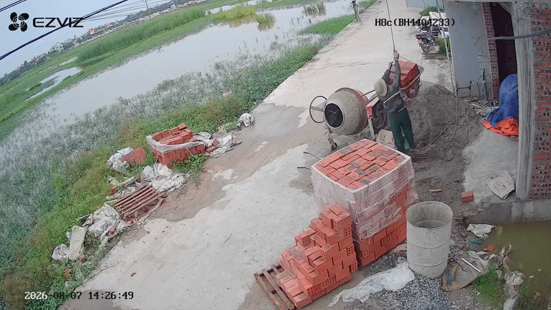 Người đàn ông gặp sự cố khi làm việc ở công trình, camera ghi lại khoảnh khắc khiến ai cũng sợ hãi Ảnh 1