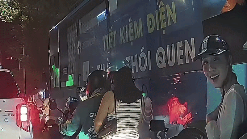 Nét đáng yêu của cô gái khiến nam tài xế không nỡ giận dù trước đó xe máy của cô đã va quệt vào xe ô tô của anh. Ảnh cắt từ clip
