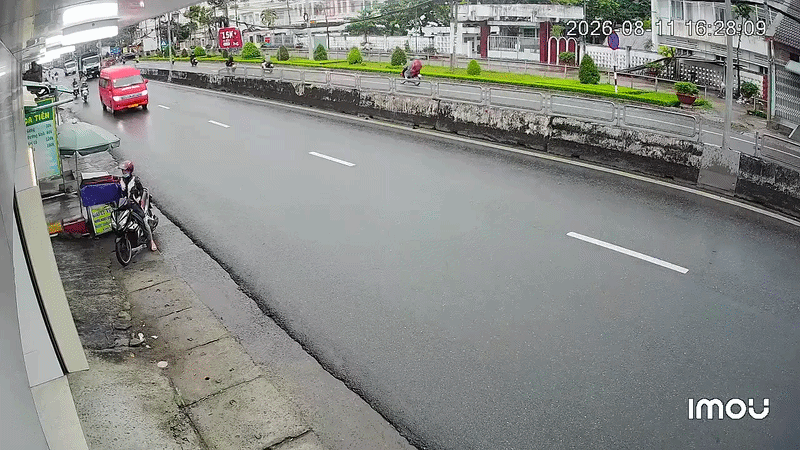 Xe máy phóng nhanh, vượt ẩu dẫn đến tự gây tai nạn. Ảnh cắt từ clip