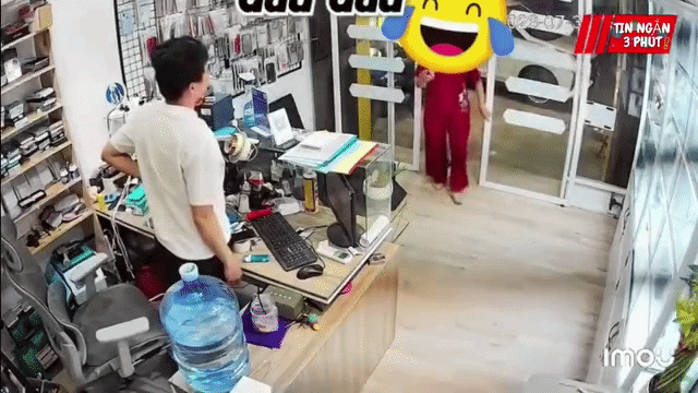 Vào cửa hàng điện thoại, khách nữ hỏi một câu khiến người chủ sửng sốt Ảnh 1