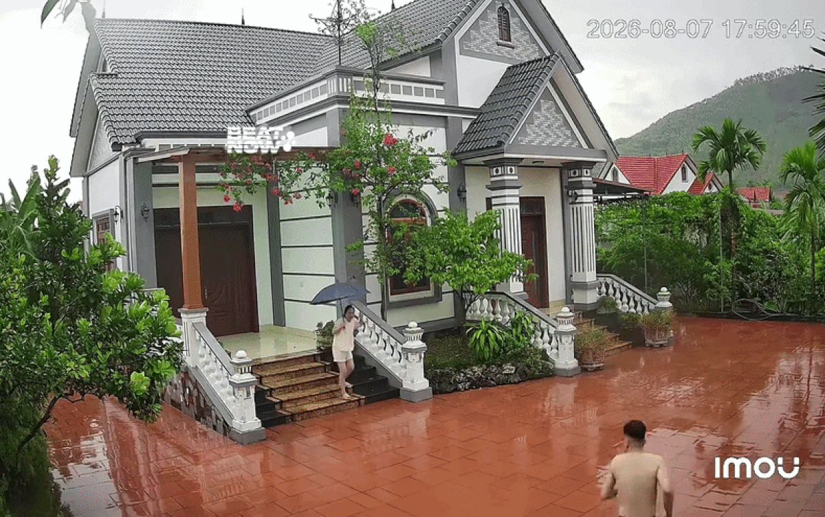 Nghe tiếng sấm, cặp đôi vội chạy vào nhà trú ẩn. Ảnh cắt từ clip