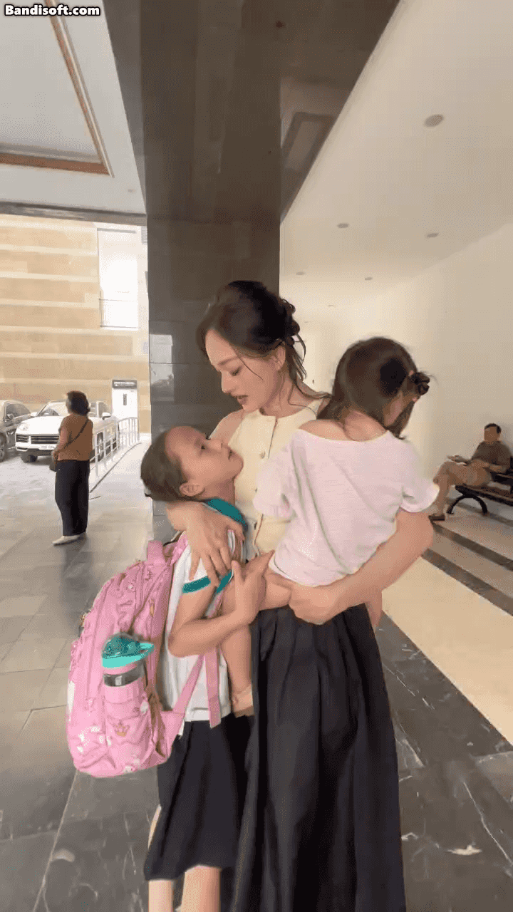 Những đoạn video Lan Phương chia sẻ cho thấy các con gần như hiện diện xuyên suốt một ngày làm việc của mẹ. Ảnh: FBNV.
