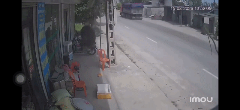 Thanh niên đứng trước nhà suýt gặp nạn kinh hoàng, xem lại camera vẫn chưa hết run sợ Ảnh 1