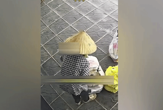 Qua camera, chủ nhà liền thấy cảnh 'dở khóc dở cười'.