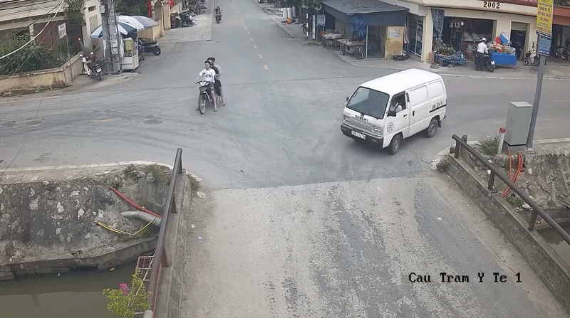 Clip: Chở nhau trên xe máy, 3 chàng trai trẻ gặp sự việc bất ngờ khi đi đến ngã tư Ảnh 1