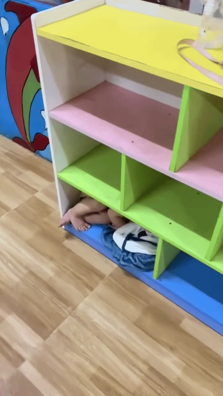 Vừa vào lớp, cô giáo mầm non liền phát hiện khoảnh khắc đáng yêu nơi góc tủ Ảnh 1
