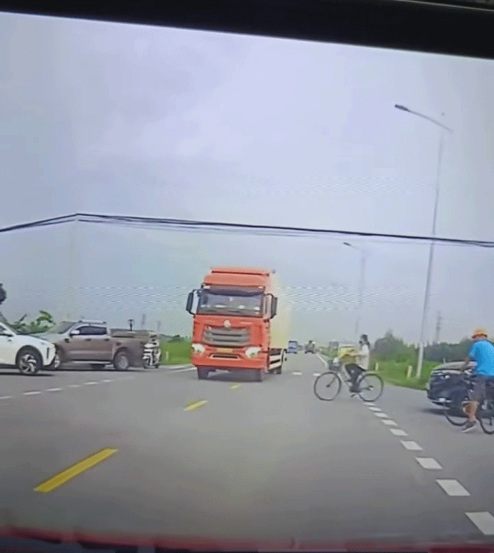 Hành động bất cẩn của người phụ nữ khiến chị suýt gặp nạn kinh hoàng. Ảnh cắt từ clip