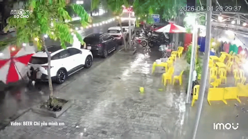 Vừa nghe tiếng sấm, nam thanh niên liền bỏ lại khách và cây ô để chạy vào trong quán. Ảnh cắt từ clip
