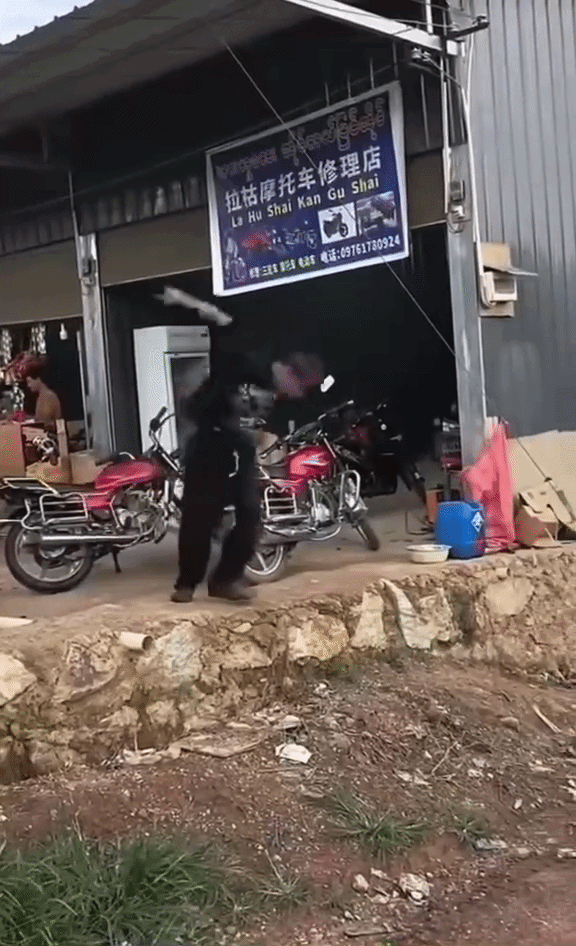Cách gây ấn tượng của nam thanh niên với 2 cô gái đã khiến anh 'không thể ngẩng mặt'. Ảnh cắt từ clip