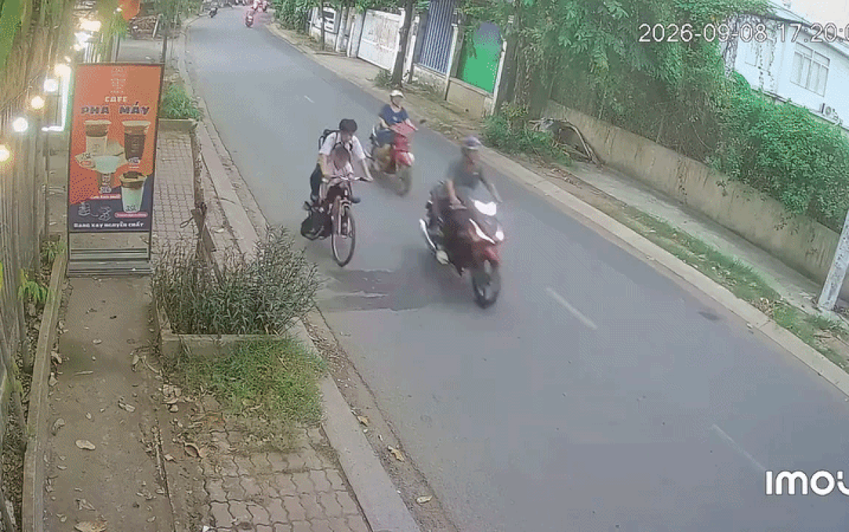 Em trai nhỏ bị kẹt chân vào nan xe đạp và bị ngã xuống đường. Ảnh cắt từ clip