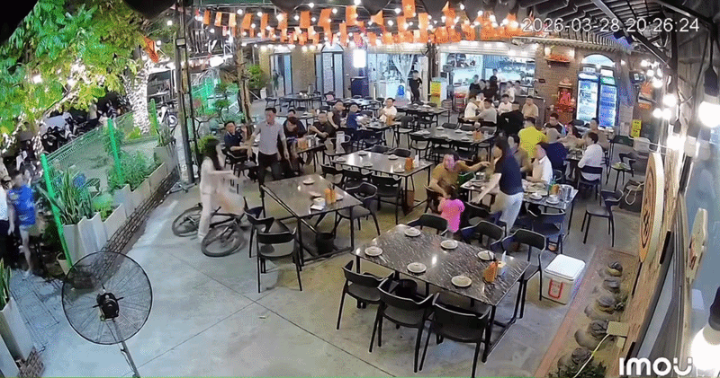 Cả quán ăn nháo nhào vì một cô gái, camera ghi lại sự việc không ai ngờ Ảnh 2