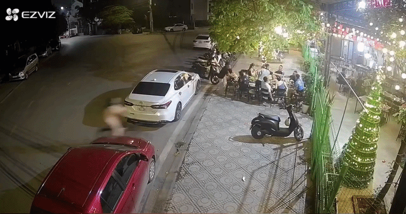 Cả quán ăn nháo nhào vì một cô gái, camera ghi lại sự việc không ai ngờ Ảnh 1