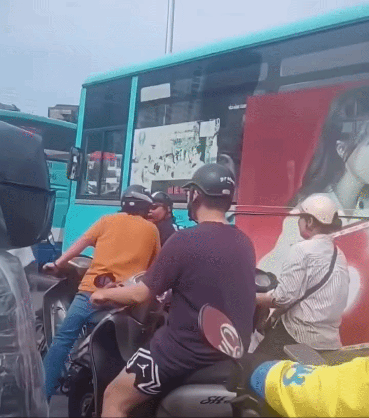 Khoảnh khắc đáng chú ý của 2 người đàn ông khi xảy ra va chạm giao thông. Ảnh cắt từ clip/Nguồn: Page Hóng Đường Phố